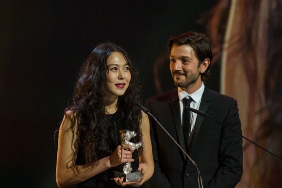 ▲ 베를린국제영화제 은곰상 여우주연상 수상자인 배우 김민희와 시상자인 감독 겸 배우 디에고 루나.