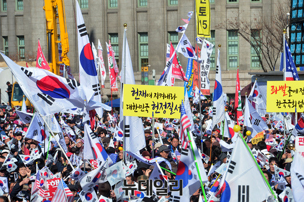 ▲ '대통령 탄핵기각을 위한 국민총궐기 운동본부(탄기국)'는 25일 오후 2시부터 서울 중구 덕수궁 대한문 앞에서 '14차 태극기집회'를 열고, '탄핵 원천 무효'를 외쳤다. ⓒ뉴데일리 이기륭