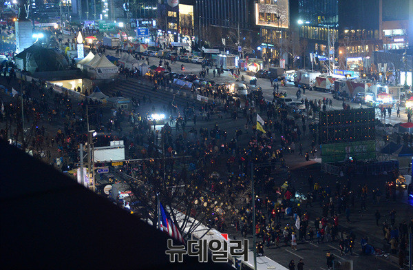 '박근혜정권 퇴진 비상국민행동(퇴진행동)'은 25일 오후 4시부터 광화문광장에 모여 민중총궐기와 박 대통령 퇴진을 요구하는 17차 촛불집회를 동시 개최했다. ⓒ뉴데일리 공준표