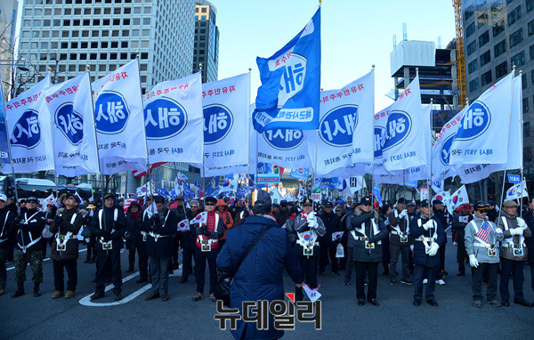 ▲ 25일 서울 중구 덕수궁 대한문 앞에서 열린 '대통령 탄핵기각을 위한 14차 태극기집회'에 참석한 해군사관학교 구국동지회. ⓒ뉴데일리 공준표