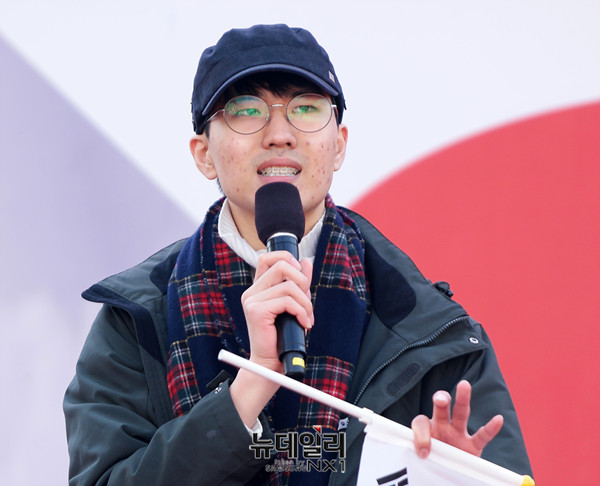 ▲ 25일 오후 서울 덕수궁 대한문 앞에서 열린 14차 태극기집회에 참여한 김새결(20)군. ⓒ뉴데일리 이기륭 기자