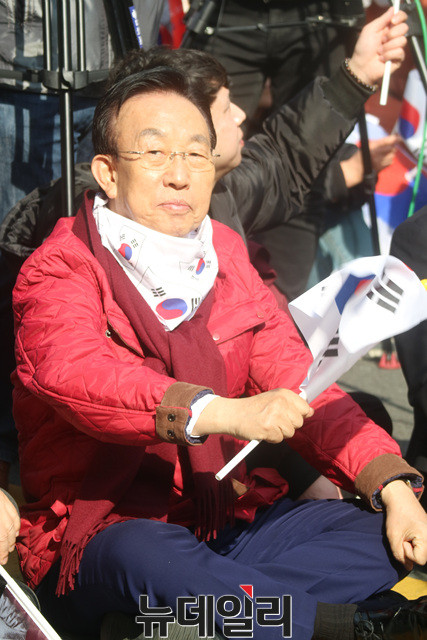 ▲ 김관용 경북도지사가 26일 오후 대구 중앙대로애서 열린 태극기집회에 참가해 태극기를 흔들고 있다. 광역단체장의 태극기집회 참가는 김 지사가 처음이다.ⓒ뉴데일리