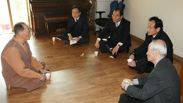 ▲ 이승훈 충북 청주시장이 25일 이원재 애국지사의 후손인 이대규씨를 방문해 위로했다.ⓒ청주시