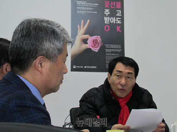 ▲ 자유한국당의 대권주자인 안상수 의원이 26일 서울 양재동 화훼공판장을 찾아 화훼사업센터 관계자들과 간담회를 하고 있다. ⓒ뉴데일리 정도원 기자