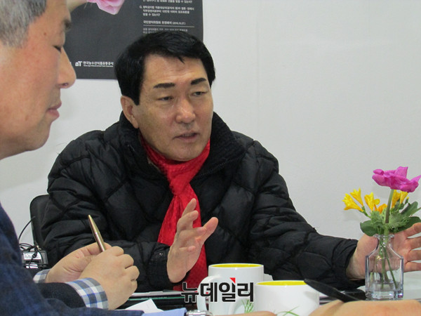 ▲ 자유한국당 대권주자인 안상수 의원이 26일 서울 양재동 화훼사업센터를 찾아 센터 관계자들과 간담회를 하며 위기에 봉착한 화훼농가와 유통상인들을 도울 방안을 모색하고 있다. ⓒ뉴데일리 정도원 기자