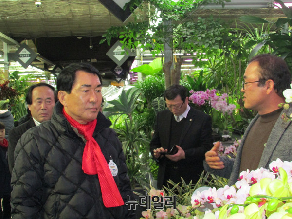 ▲ 자유한국당 대권주자인 안상수 의원이 26일 서울 양재동 꽃시장을 찾아 현장에서 화훼 유통 상인의 하소연을 직접 청취하고 있다. ⓒ뉴데일리 정도원 기자