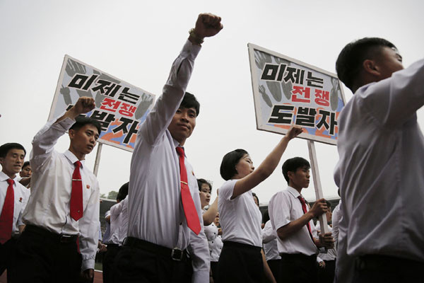 ▲ RFA는 "최근 북한에서 유엔 안보리 대북제재가 곧 풀릴 것이라는 소문이 돌고 있다"고 현지 소식통을 인용해 보도했다. 사진은 2015년 6월 평양 군중대회 모습. ⓒ뉴시스-AP. 무단전재 및 재배포 금지.
