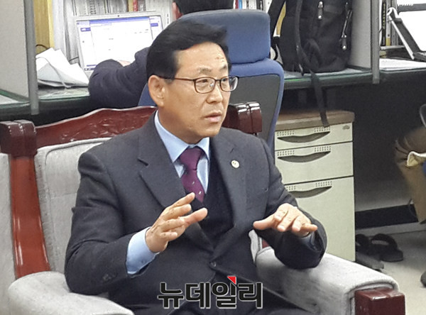 ▲ 충북도 이차영 경제통상국장이 27일 도청에서 LG로 미호천교 재포장 공사 관련 브리핑을 하고 있다.ⓒ김종혁 기자