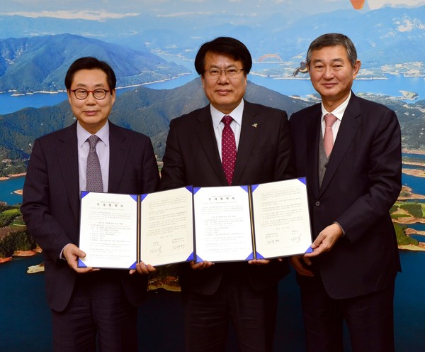 ▲ 코스맥스바이오(주)가 제천시 제2산단에 공장증설 등 투자협약을 체결하고 기념촬영을 하고 있다.ⓒ제천시