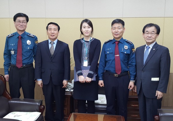 ▲ 충주경찰서가 보이스피싱을 막은 서충주농협 만정지점 천정은 주임(가운데)에게 감사패를 전달했다.ⓒ충주경찰서