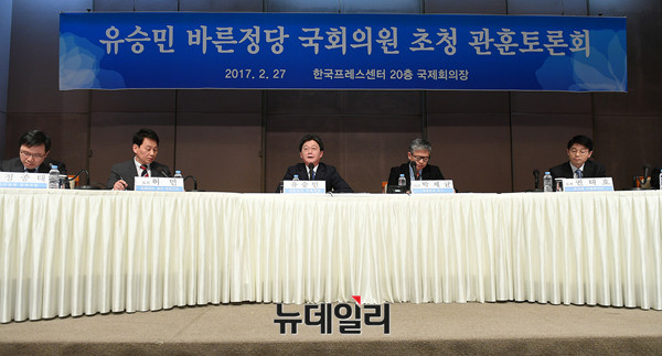 ▲ 바른정당 유승민 의원이 27일 서울 프레스센터에서 열린 관훈토론에서 패널들과 질문·답변을 주고받고 있다. ⓒ뉴데일리 정상윤 기자