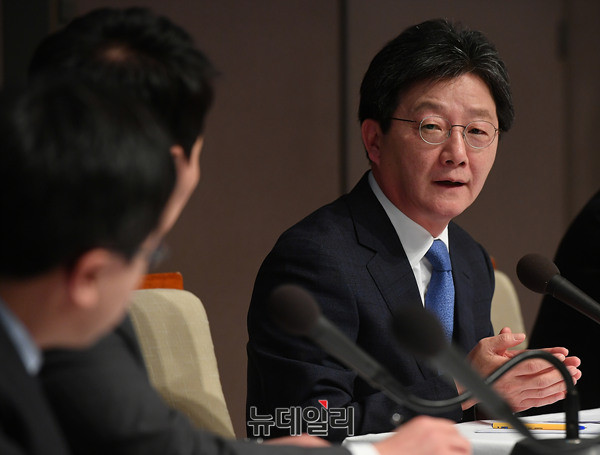 ▲ 바른정당 유승민 의원이 27일 서울 프레스센터에서 열린 관훈토론에서 패널들과 질문·답변을 주고받고 있다. ⓒ뉴데일리 정상윤 기자