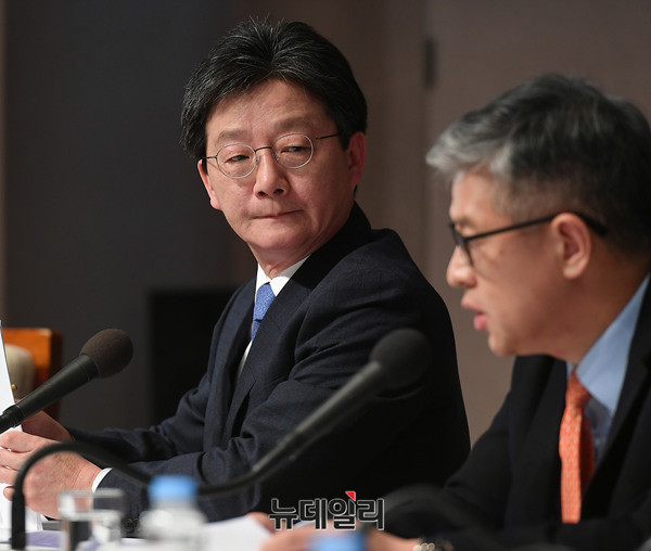 ▲ 바른정당 유승민 의원이 27일 서울 프레스센터에서 열린 관훈토론에서 패널들과 질문·답변을 주고받고 있다. ⓒ뉴데일리 정상윤 기자