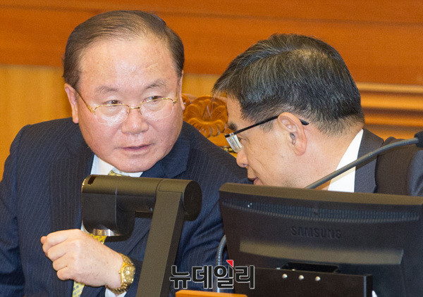 ▲ 대화 나누는 이동흡, 이중환 변호사 ⓒ 뉴데일리 공준표