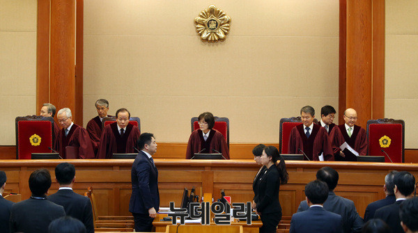 ▲ 대화 나누는 이동흡, 이중환 변호사 ⓒ 뉴데일리 공준표