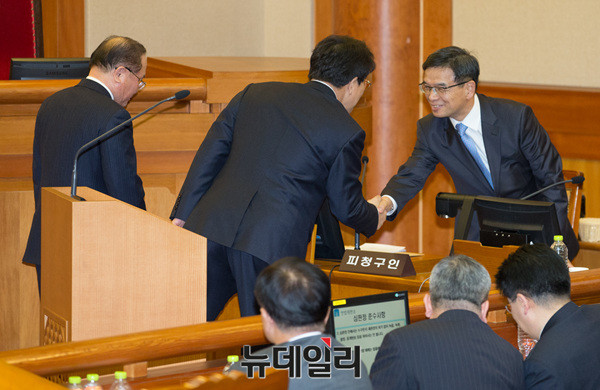 ▲ 권성동 탄핵소추위원장과 악수 나누는 이중환 변호사 ⓒ 뉴데일리 공준표