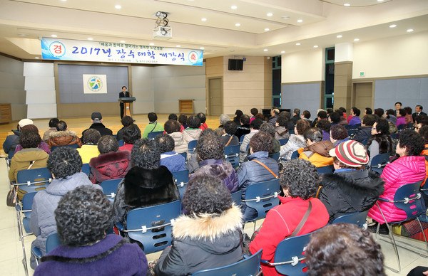 ▲ 칠곡군 교육문화회관은 27일  백선기 칠곡군수, 조기석 군의회 의장을 비롯한 수강생 250명이 참석한 가운데 장수대학 개강식을 가졌다.ⓒ칠곡군 제공