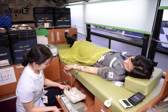 ▲ 지난 21일과 22일 동국제강 부산공장에서 임직원이 ‘사랑의 헌혈 운동’ 에 참여하는 모습.ⓒ동국제강