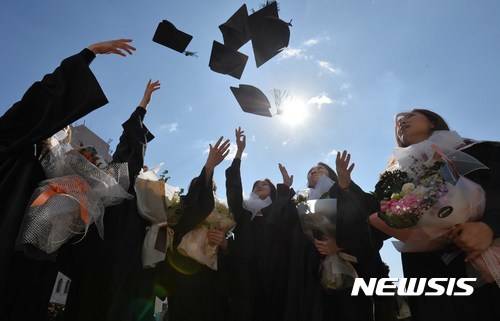 지난 23일 서울 성북구 성신여대 수정캠퍼스에서 열린 '2016학년도 전기 학위수여식'에서 졸업생들이 학사모를 던지며 졸업을 축하하고 있다. ⓒ뉴시스