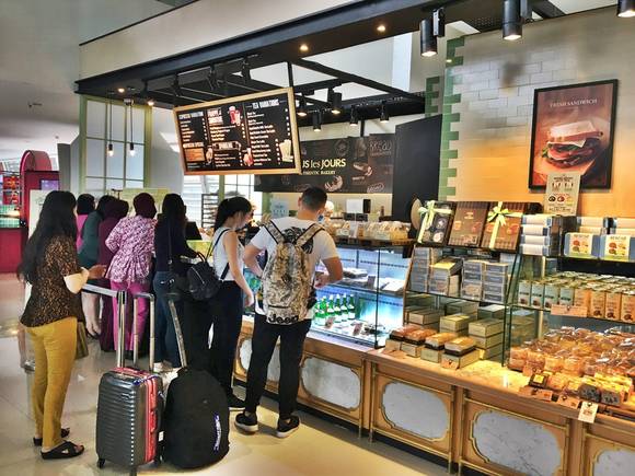 ▲ 인도네시아 주안다국제공항(Juanda International Airport)에 개점한 뚜레쥬르에서 고객들이 제품을 구매하고 있다. ⓒCJ푸드빌