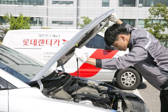 ▲ 롯데렌탈은 고객들의 쾌적한 운전을 위해 기존 워셔액을 친환경 제품으로 전면 교체한다고 27일 밝혔다.ⓒ롯데렌탈