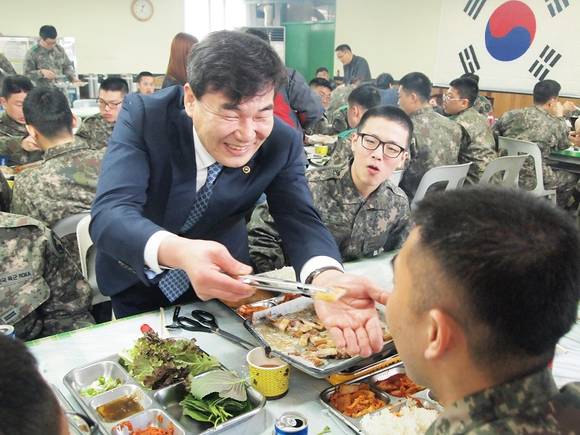 ▲ 한돈자조금이 최근 국내 정치적 불안과 경기 침체로 혼란스러운 국민들을 응원하고, 축산물 소비기피 등 어려움을 겪고 있는 축산농가를 돕기 위해 오는 3월 31일까지 삼겹살데이 기념 대한민국 응원 캠페인을 전국적으로 펼친다. ⓒ한돈자조금위원회