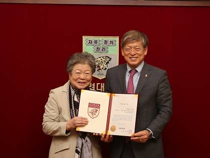 ▲ 27일 서울 성북구 고려대학교에서 진행된 '장학기금 기부식'에서 고 최재성 명예교수의 이춘계 여사(왼쪽)와 염재호 고려대 총장이 기념사진을 촬영하고 있다. ⓒ고려대