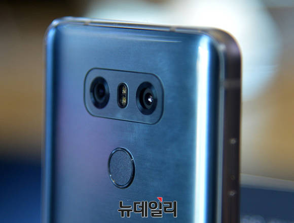 ▲ LG G6는 후면 광각과 일반각 듀얼 카메라 모두 동일하게 1300만 화소의 고해상도 카메라를 장착했으며, 카툭튀 없는 매끈한 일체형 디자인으로 제작됐다. ⓒ뉴데일리 공준표 기자