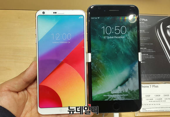▲ LG G6(왼쪽), 애플 아이폰 7 플러스(오른쪽) 비교 모습. ⓒ뉴데일리 윤진우 기자