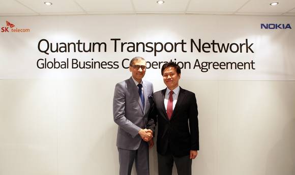 ▲ (왼쪽부터)리지브 수리 노키아 CEO, 박정호 SKT 사장ⓒSKT