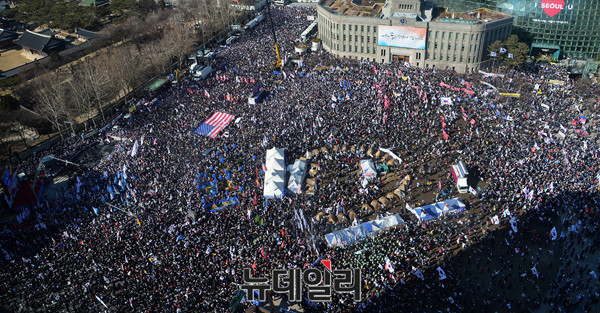 지난 26일 서울광장을 가득 메운 '태극기집회' 참석자들. ⓒ뉴데일리 이기륭