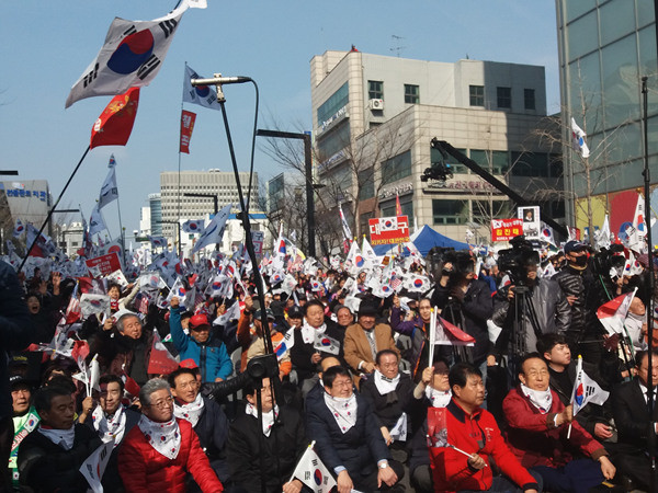 지난 26일 '대통령 탄핵기각을 위한 국민총궐기운동본부'(탄기국)가 주최한 태극기 집회에 참석한 자유한국당 의원들과 시민들. ⓒ뉴시스