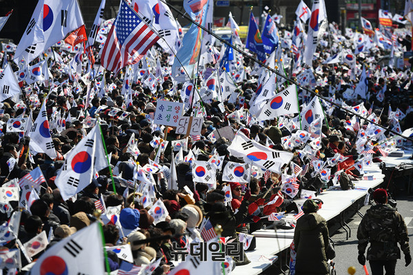 ▲ 대통령 탄핵 기각을 위한 국민총궐기 운동본부가 주도한 태극기집회 모습. ⓒ뉴데일리 정상윤