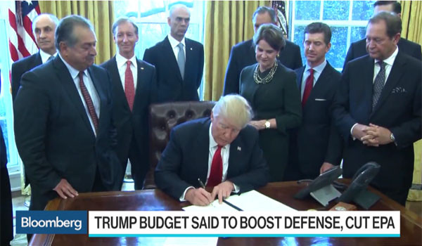 ▲ 트럼프 美대통령이 2018회계연도에 국방예산을 540억 달러 증액하겠다고 밝혔다. ⓒ美블룸버그 통신 관련보도 화면캡쳐