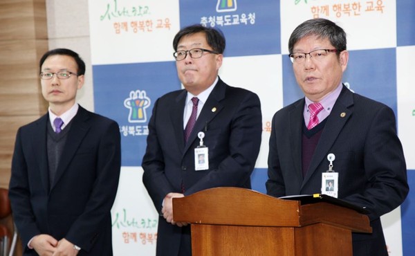 ▲ 충북교육청 이영곤 교육복지과장(맨 오른쪽)과 식품안전처 김용재 식중독예방과장(맨 왼쪽) 등이 28일 학교급식 관계자 연수 프로그램 중 벌어진 식품의약안전처 식중독예방과 K씨의 ‘막말’에 대해 공식 사과하고 있다.ⓒ충북교육청