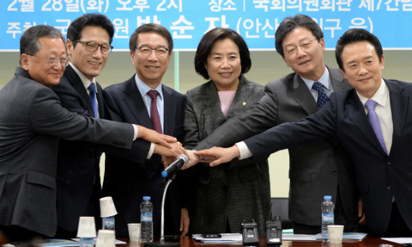 ▲ 바른정당 지도부가 정운찬 전 국무총리 모시기에 팔을 걷어부쳤다. 사진은 28일 바른정당 김재경 최고위원, 정병국 대표, 박순자 유승민 의원, 남경필 경기도지사가 정운찬 전 총리와 손을 한데 모으고 있는 모습. ⓒ뉴시스 사진DB