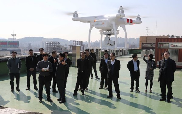 ▲ 충북도의회 건설소방위원회가 28일 드론활용 협의회를 열고 드론을 시연했다.ⓒ충북도의회