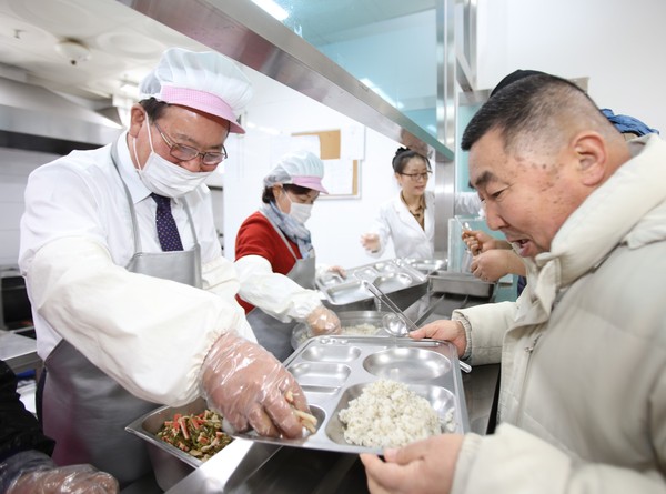 ▲ 류한우 군수와 부인 김회순 여사가 단양노인장애인복지관에서 배식봉사를 하고 있다.ⓒ단양군