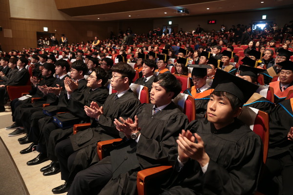 ▲ 금오공과대학교(총장 김영식)는 28일 본관 강당에서 ‘2016학년도 전기 학위수여식’을 열고 총 1,284명이 학위를 받았다.ⓒ금오공대 제공