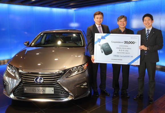 ▲ 렉서스코리아는 프리미엄 하이브리드 세단 ES300h가 국내 누적판매 2만대를 돌파했다고 28일 밝혔다.ⓒ렉서스코리아
