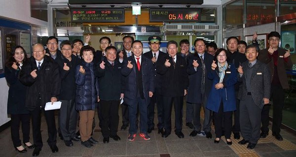 ▲ 지난달 28일 오전 5시 56분 석달동안 중단됐던 충북 영동역 첫차가 운행을 재개했다.ⓒ박덕흠 의원 사무실