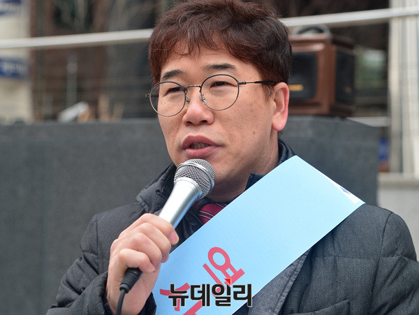 ▲ 김태룡 보수대연합 대표가 기자회견문을 읽고 있는 모습.ⓒ뉴데일리 공준표 기자