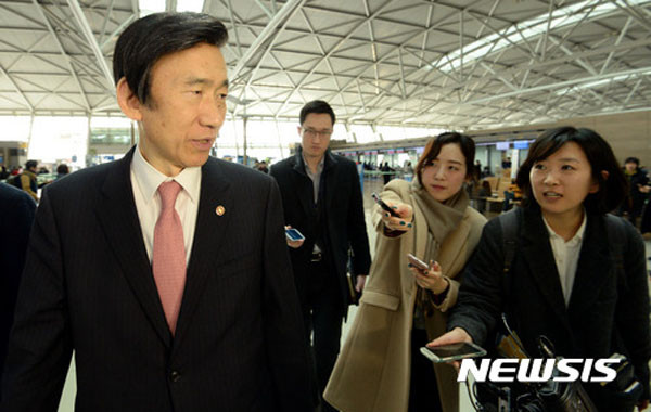 ▲ 김정남 암살을 계기로 북한의 실체가 드러났으며, 이에 따라 유엔 회원국 자격에 대해 근본적인 검토를 해야 한다는 윤병세 외교장관의 연설이 국제사회의 상당한 호응을 얻었다고 한다. 사진은 인천국제공항에서 출국 전 기자들과 만난 윤병세 외교장관. ⓒ뉴시스. 무단전재 및 재배포 금지.