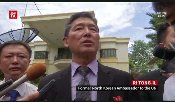 ▲ 지난 28일(현지시간) 말레이시아 쿠알라룸푸르에 도착, 北대사관 앞에서 기자회견을 갖는 리동일 前유엔 대사. 하지만 말레이시아 정부는 그와의 면담을 수락하지 않은 것으로 알려졌다. ⓒ말레이시아 '더 스타 온라인' 관련보도 화면캡쳐