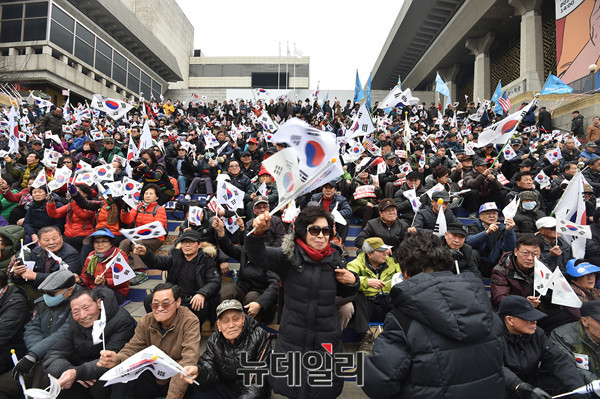 ▲ 대통령 탄핵기각에 반대하는 태극기집회 참여 시민들이 1일 오후 서울 세종문화회관 중앙계단을 가득 메우고 있다. ⓒ 사진 뉴데일리 이종현 기자