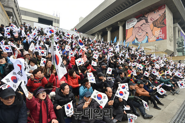▲ 대통령 탄핵기각에 반대하는 태극기집회 참여 시민들이 1일 오후 서울 세종문화회관 중앙계단을 가득 메우고 있다. ⓒ 사진 뉴데일리 이종현 기자