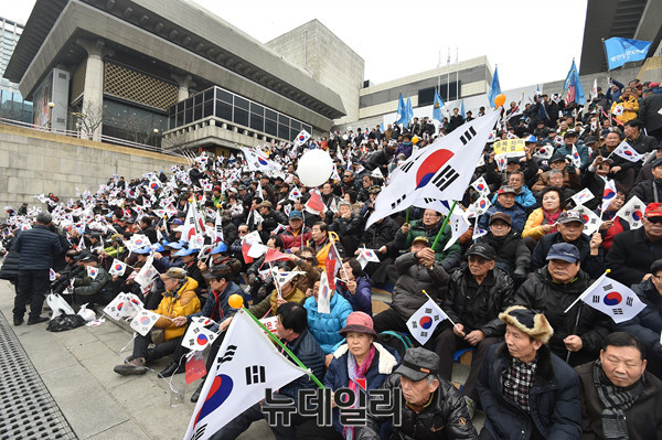 ▲ 대통령 탄핵기각에 반대하는 태극기집회 참여 시민들이 1일 오후 서울 세종문화회관 중앙계단을 가득 메우고 있다. ⓒ 사진 뉴데일리 이종현 기자