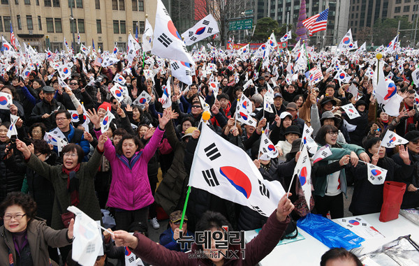 ▲ 3.1만세 운동 구국기도회에서 성도들이 태극기를 흔들고 있다. ⓒ뉴데일리 정상윤 기자