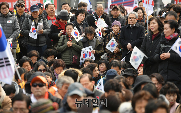 ▲ 3.1절 구국기도회에서 성도들이 눈을 감고 기도하고 있다. ⓒ뉴데일리 정상윤 기자