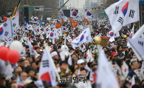 ▲ 1일 오후 탄기국 주최 태극기집회에 참여한 시민들이 태극기를 흔들고 있다. ⓒ 사진 뉴데일리 정상윤 기자